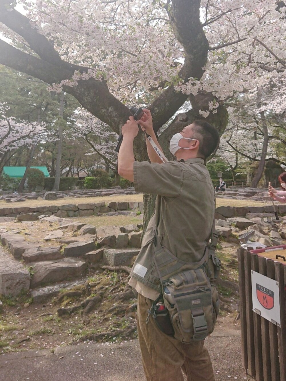 「カジュアルコーデ、春コーデ、休日スタイル、スニーカーコーデ、春、カーキ、ライダースジャケット、お花見、低身長、ミリタリー、お洒落さんとつながりたい」｜「Phateewearのアイテム（パンツ、ベージュ系）」を使った、靴好きくんさんさん（メンズ・166cm）の春コーディネートの2枚目の写真