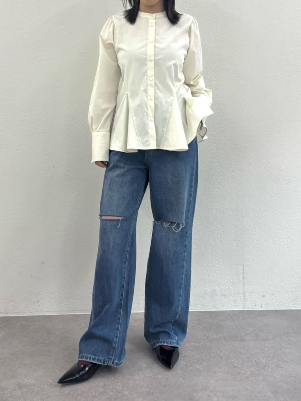 ブルー系のデニムパンツ、ホワイト系のシャツ/ブラウスを着用したレディースの冬コーディネートの2枚目の写真