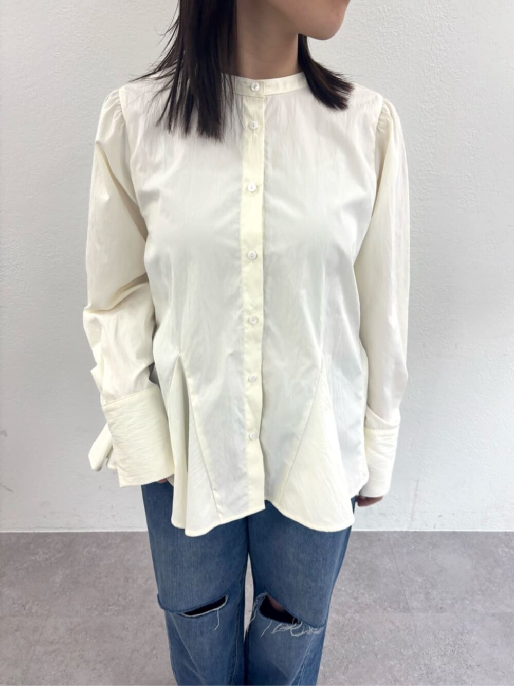 ブルー系のデニムパンツ、ホワイト系のシャツ/ブラウスを着用したレディースの冬コーディネートの3枚目の写真