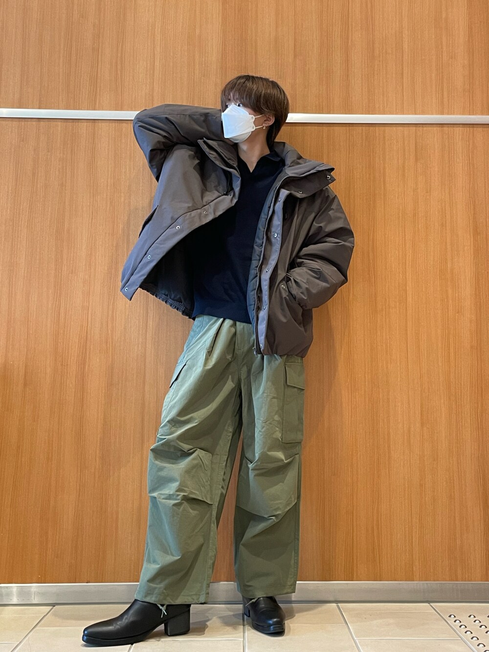 グレー系のダウンジャケット/コートを着用したメンズの冬コーディネートの2枚目の写真