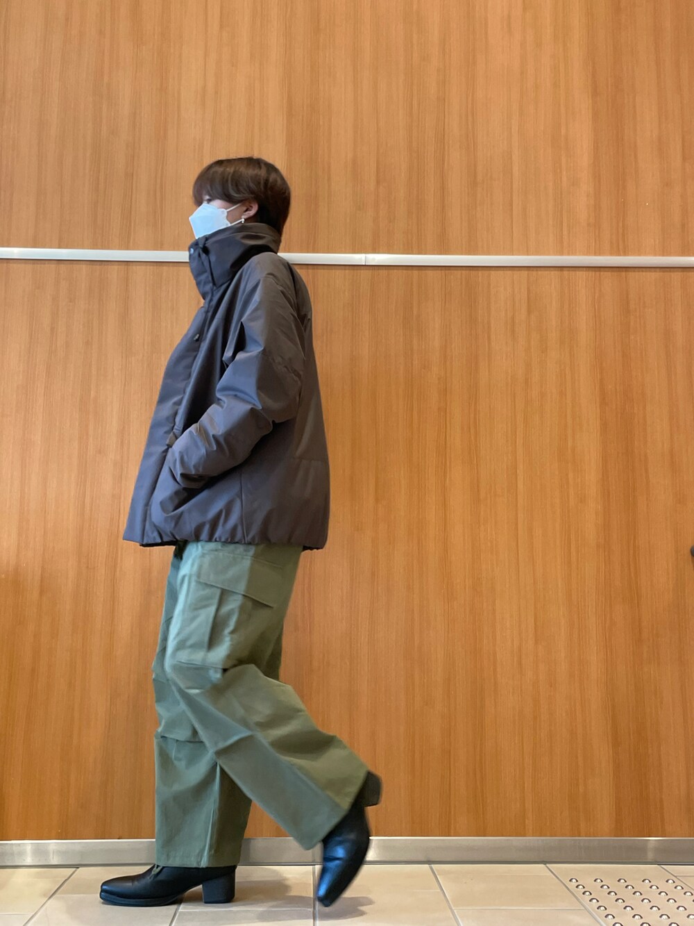 グレー系のダウンジャケット/コートを着用したメンズの冬コーディネートの3枚目の写真