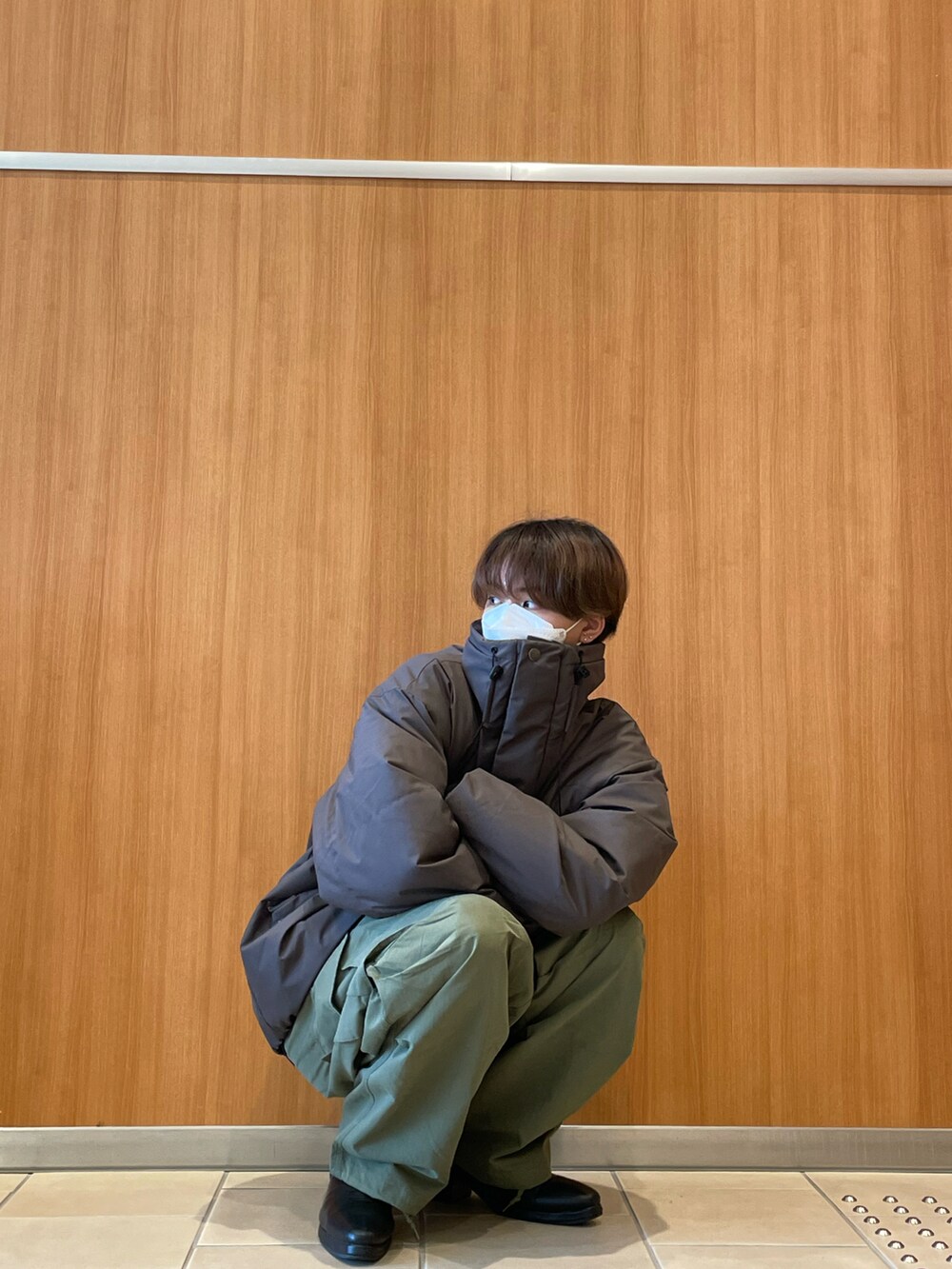 グレー系のダウンジャケット/コートを着用したメンズの冬コーディネートの4枚目の写真