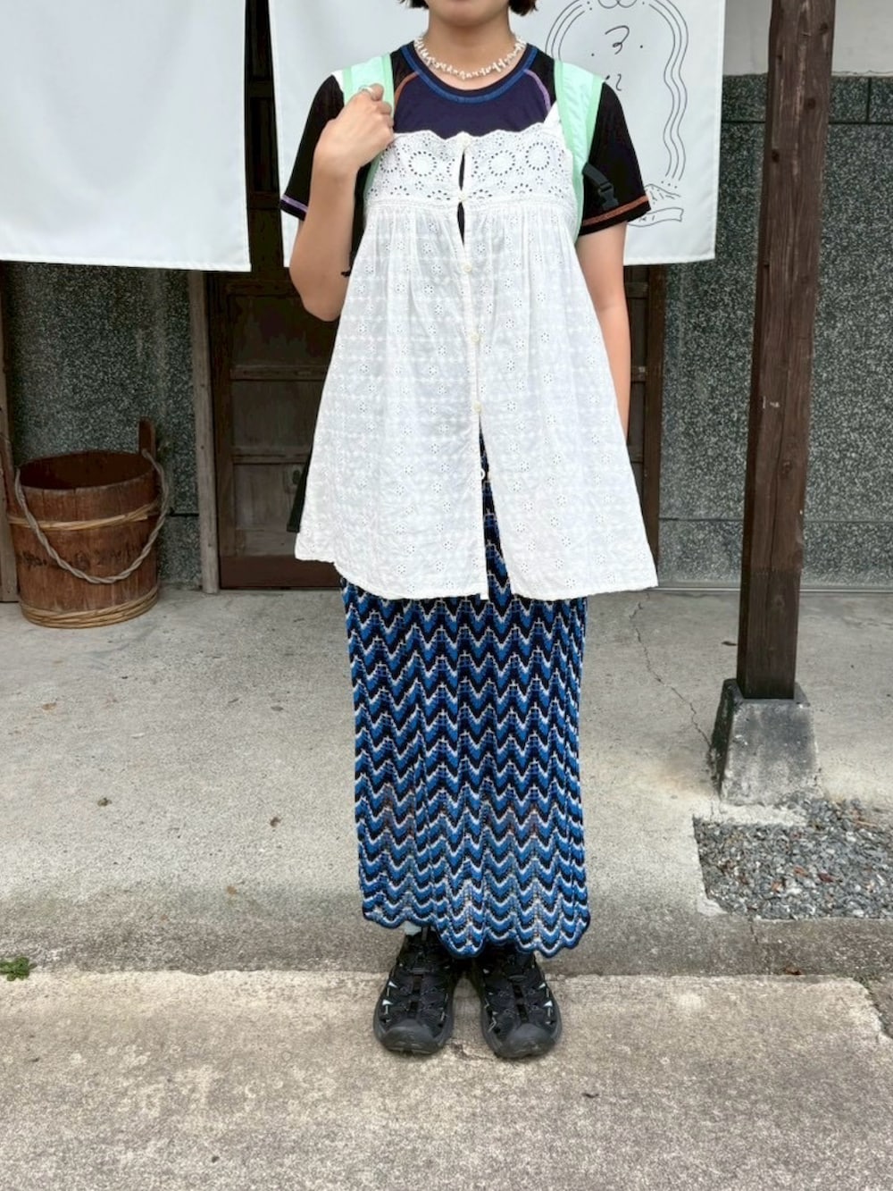 ブルー系のTシャツ/カットソー、グリーン系のバックパック/リュック、ホワイト系のキャミソールを着用したレディースの夏コーディネートの2枚目の写真