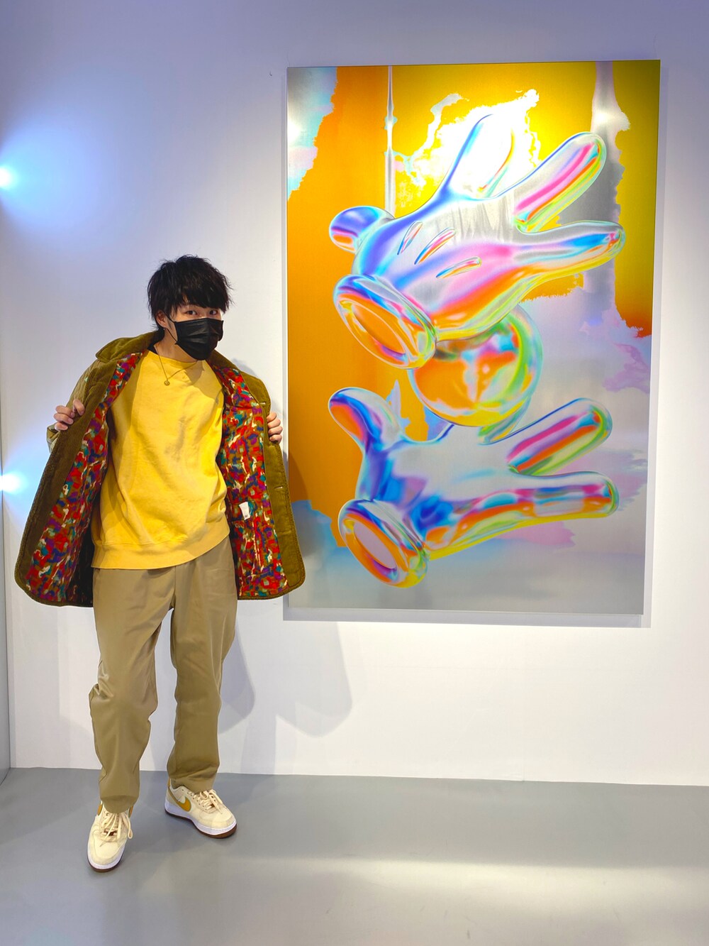 ベージュ系のパンツ、ベージュ系のスニーカー、イエロー系のスウェットを着用したメンズの秋コーディネートの2枚目の写真