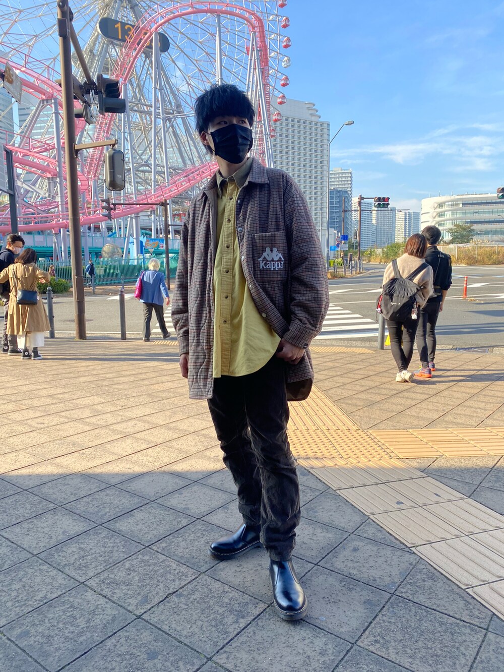 ブラウン系のパンツ、ブラック系のブーツ、ブラウン系のジャケット/アウターを着用したメンズの冬コーディネートの2枚目の写真