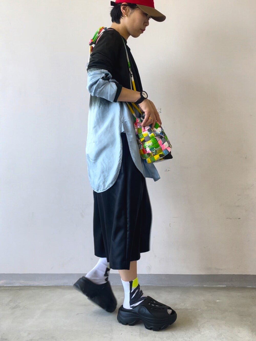 ブラック系のサンダル、ブラック系のパンツ、その他のバッグを着用したレディースの春コーディネートの2枚目の写真