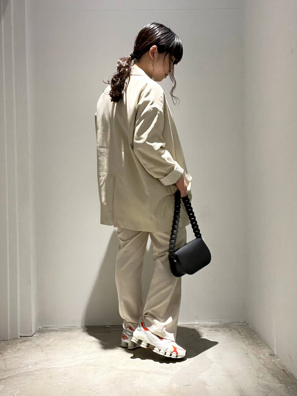 「ワントーンコーデ、淡色コーデ、NIKE、差し色、ジャケット、スラックス」｜「AMERICAN HOLICの美・美・美ストレートパンツ（その他パンツ、ベージュ系）」を使った、❦yunaさん（レディース・156cm）の冬コーディネートの2枚目の写真