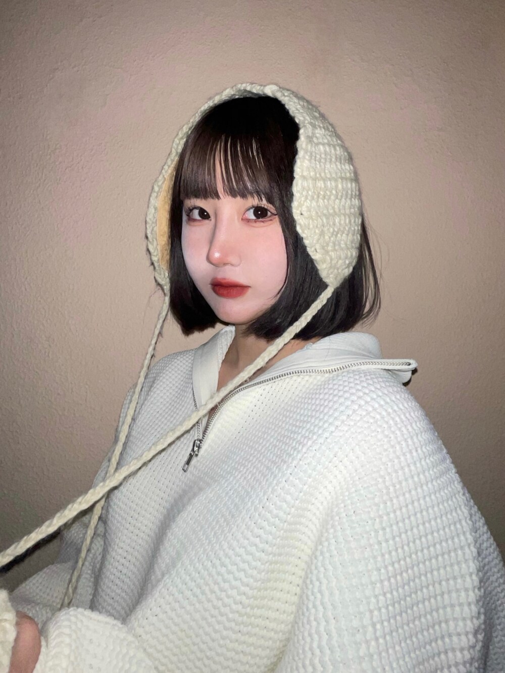 ホワイト系のニット/セーターを着用したレディースの春コーディネートの2枚目の写真