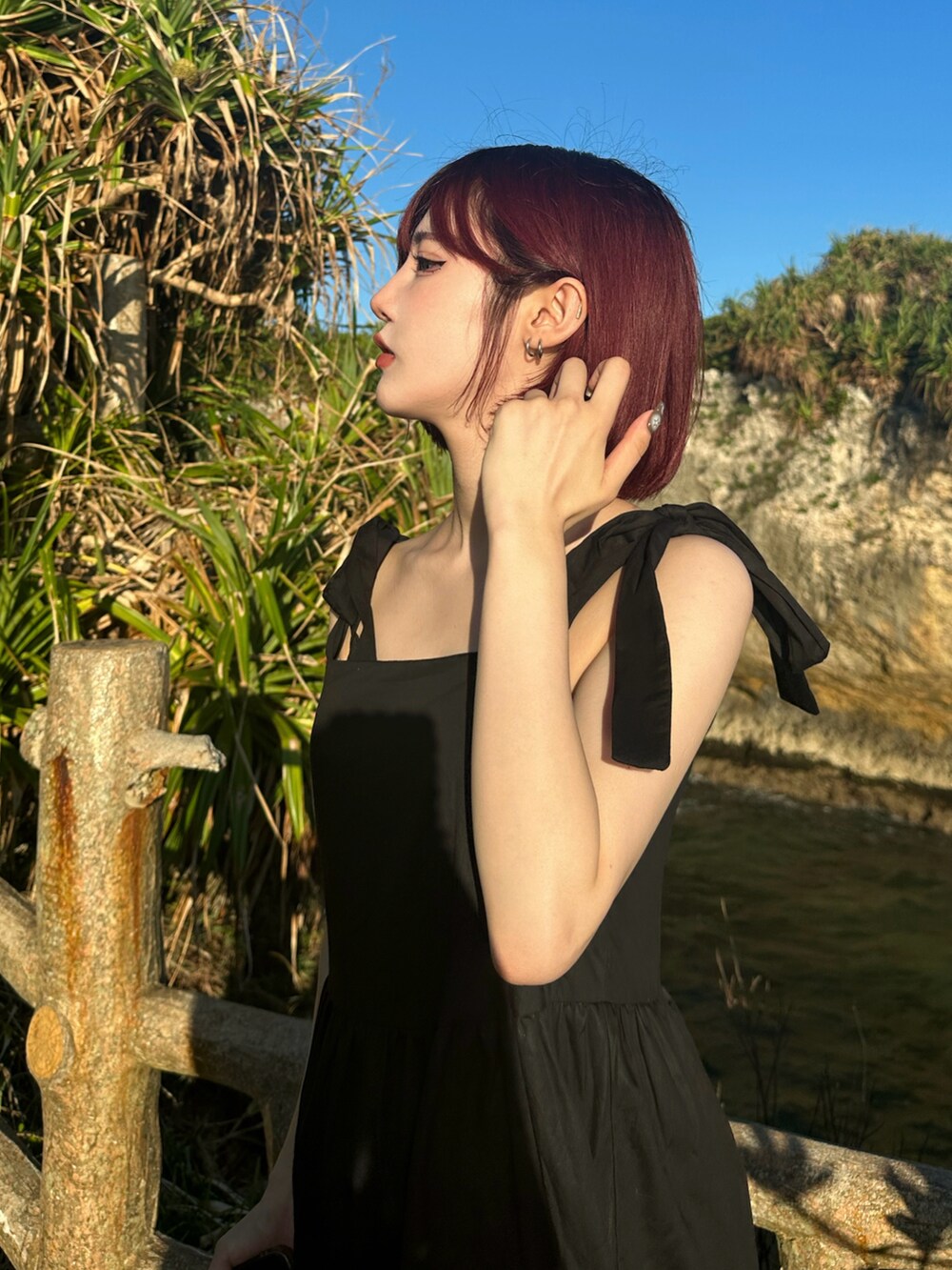 ブラック系のワンピースを着用したレディースの秋コーディネートの2枚目の写真