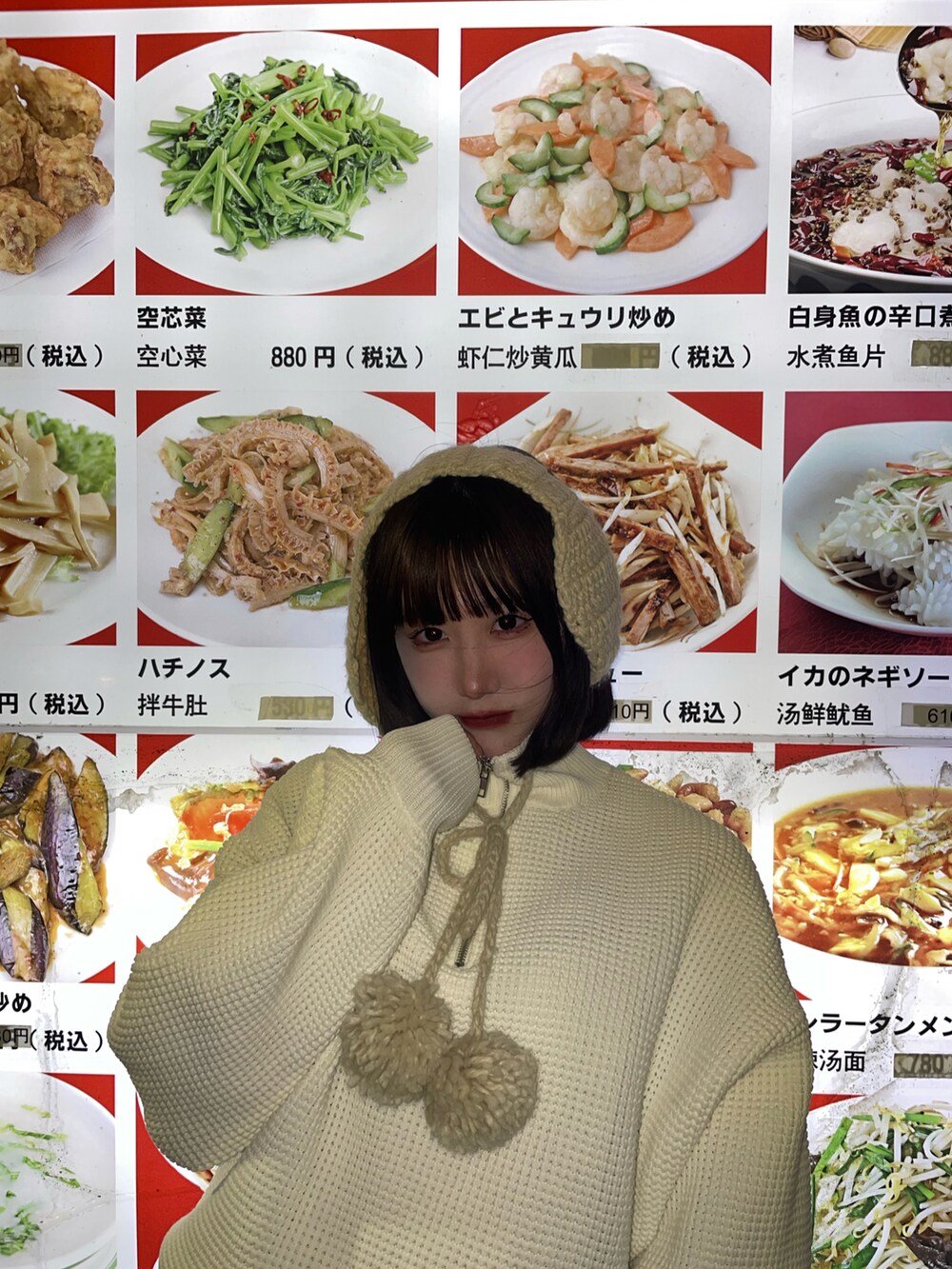 ホワイト系のニット/セーターを着用したレディースの春コーディネートの3枚目の写真