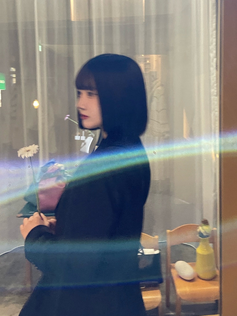 ブラック系のテーラードジャケットを着用したレディースの春コーディネートの2枚目の写真