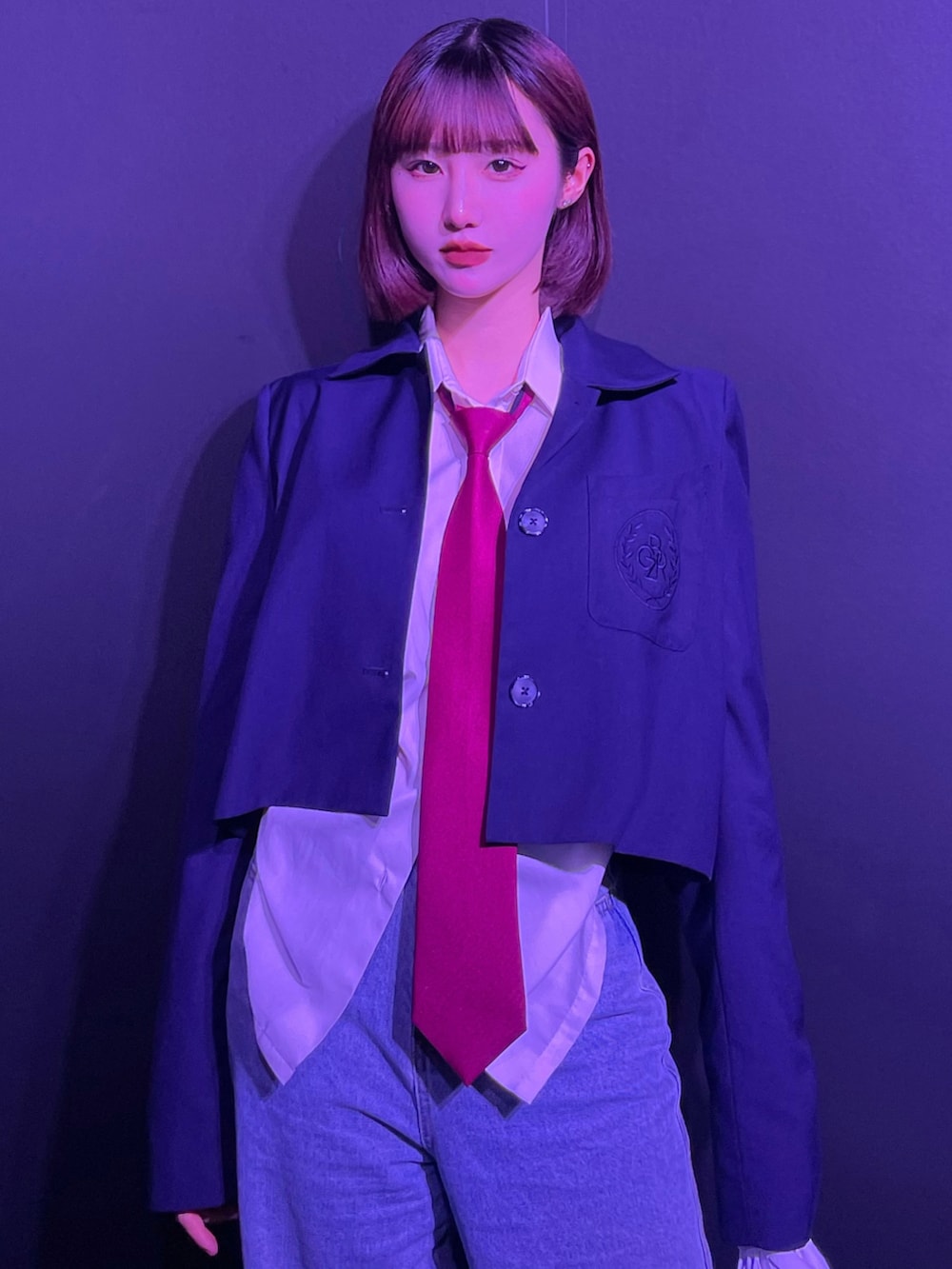 ブルー系のトップスを着用したレディースの春コーディネートの2枚目の写真