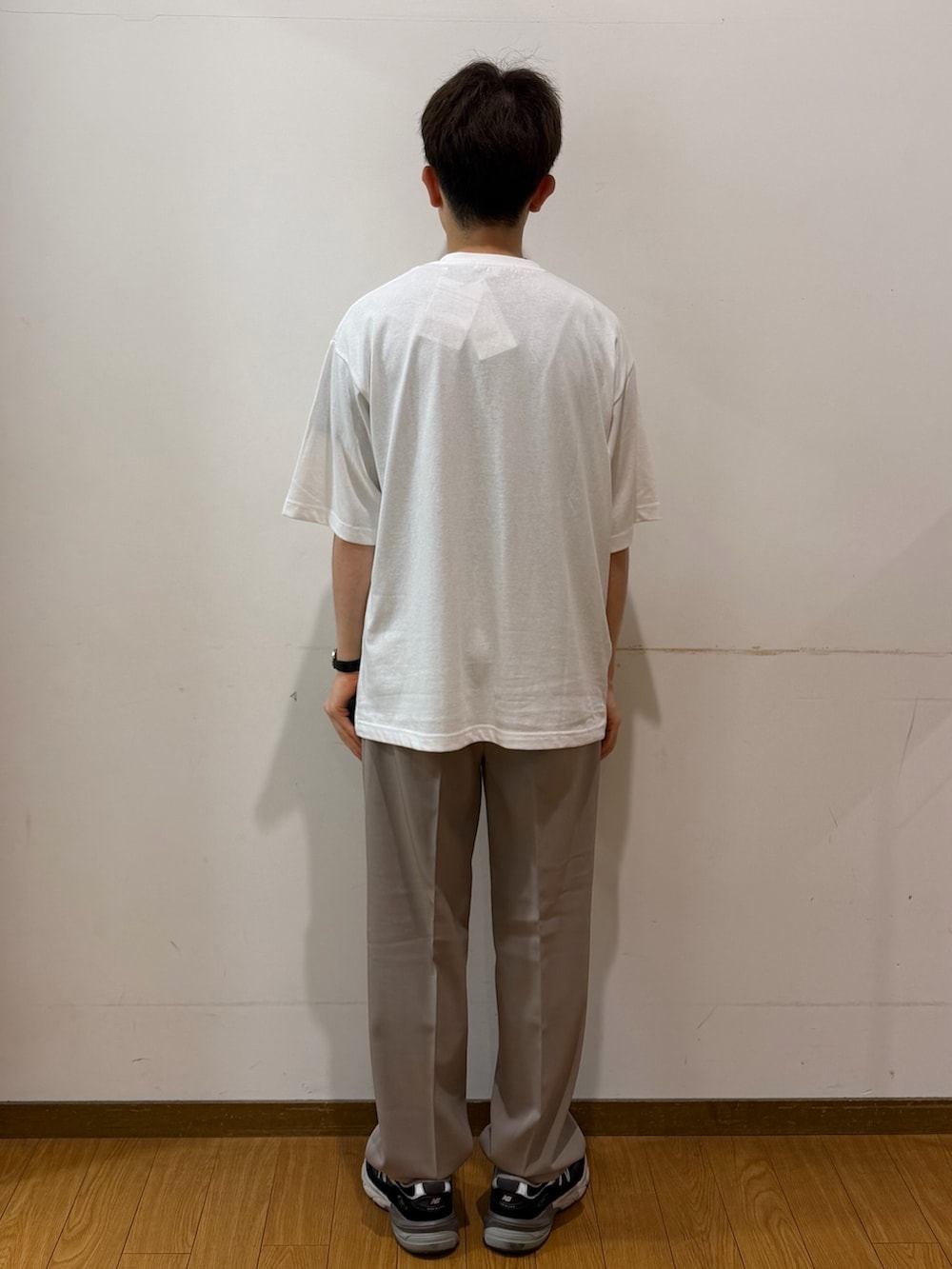 ベージュ系のその他パンツ、ホワイト系のTシャツ/カットソーを着用したメンズの夏コーディネートの3枚目の写真