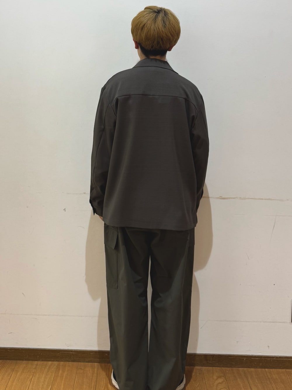 グリーン系のその他パンツ、ホワイト系のスウェット、グリーン系のその他アウターを着用したメンズの春コーディネートの3枚目の写真