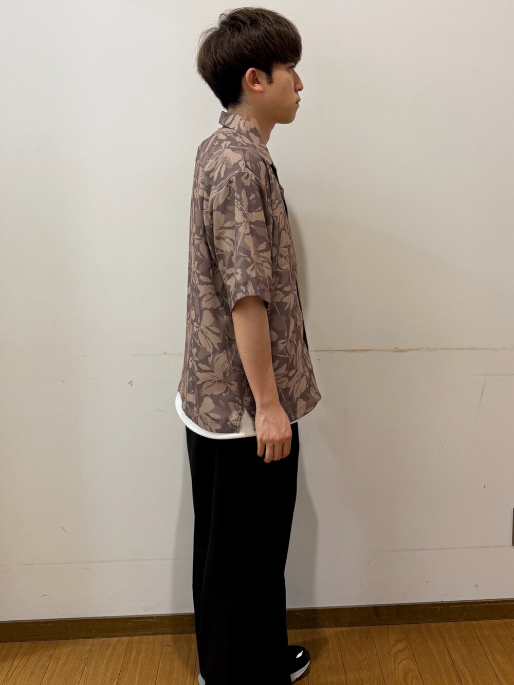 ブラウン系のシャツ/ブラウス、ホワイト系のTシャツ/カットソーを着用したメンズの夏コーディネートの2枚目の写真