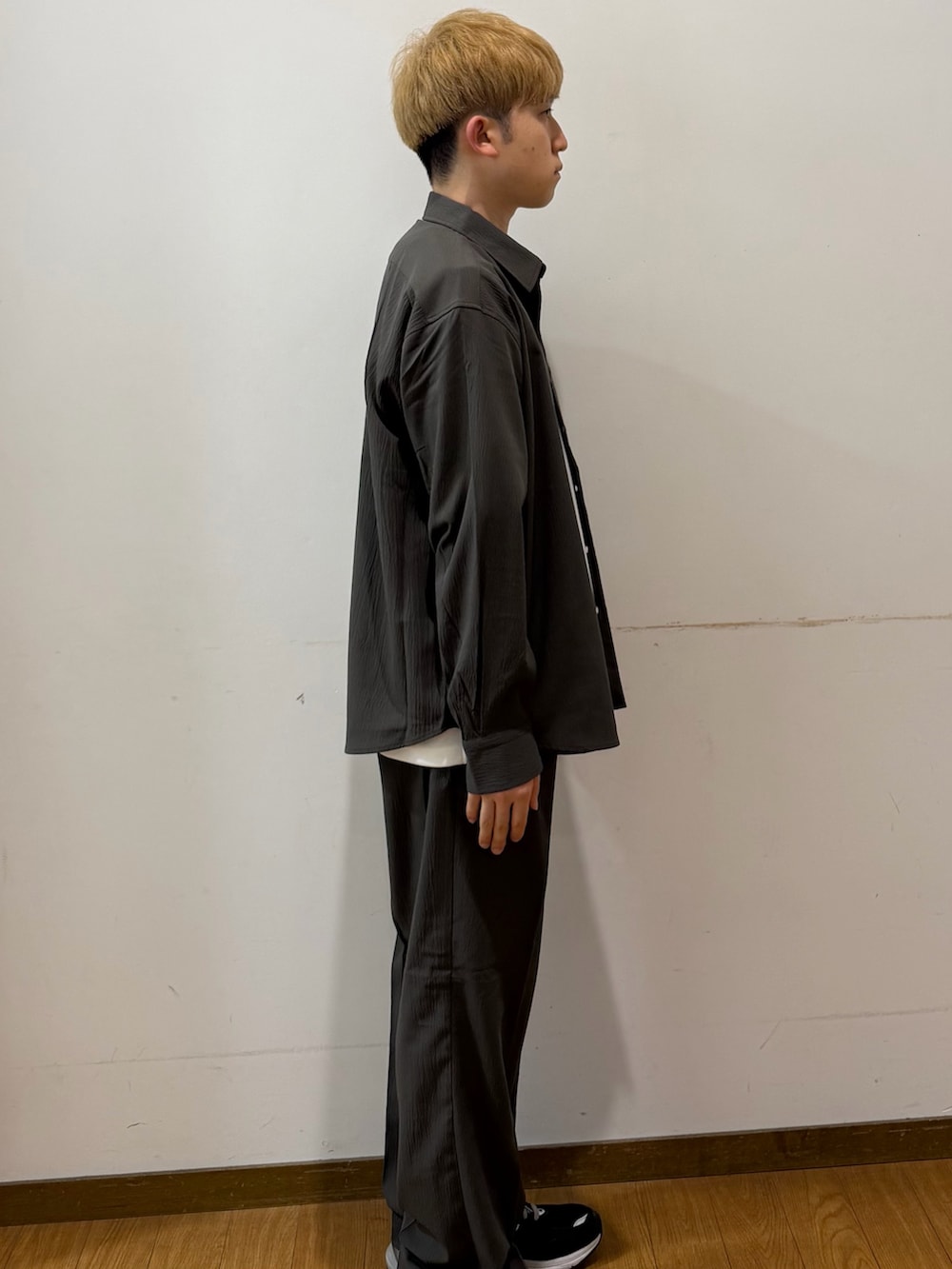 グリーン系のシャツ/ブラウス、グリーン系のその他パンツ、ホワイト系のTシャツ/カットソーを着用したメンズの秋コーディネートの2枚目の写真