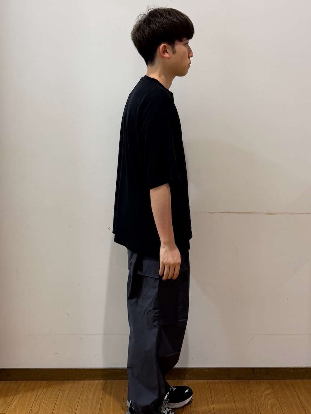 グレー系のその他パンツ、ブラック系のTシャツ/カットソーを着用したメンズの夏コーディネートの2枚目の写真