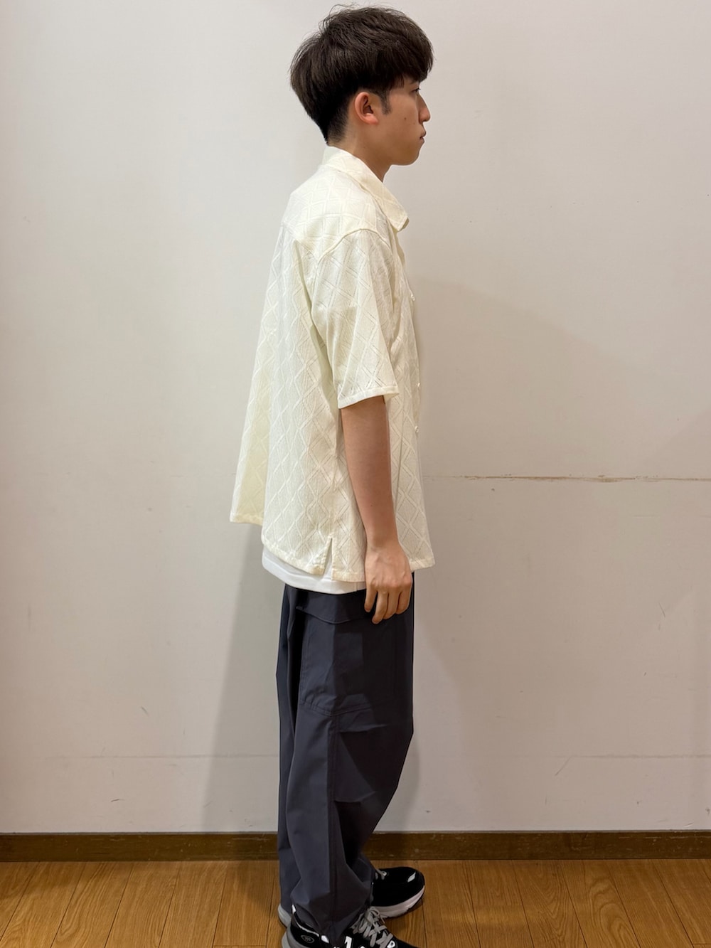 グレー系のその他パンツ、ホワイト系のシャツ/ブラウス、ホワイト系のTシャツ/カットソーを着用したメンズの夏コーディネートの2枚目の写真