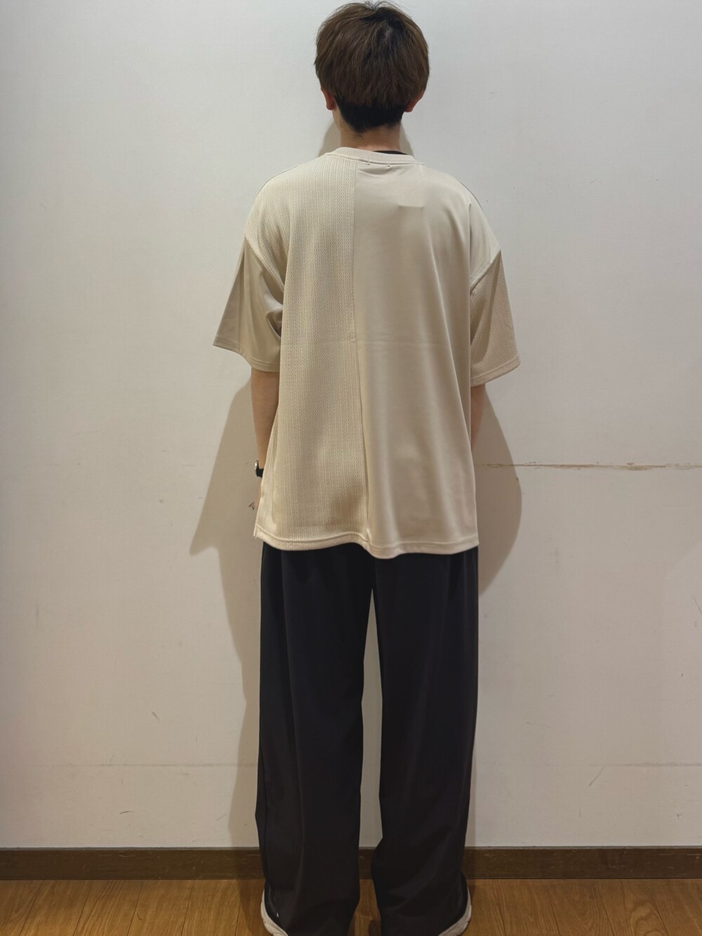 グレー系のその他パンツ、ホワイト系のTシャツ/カットソーを着用したメンズの春コーディネートの3枚目の写真