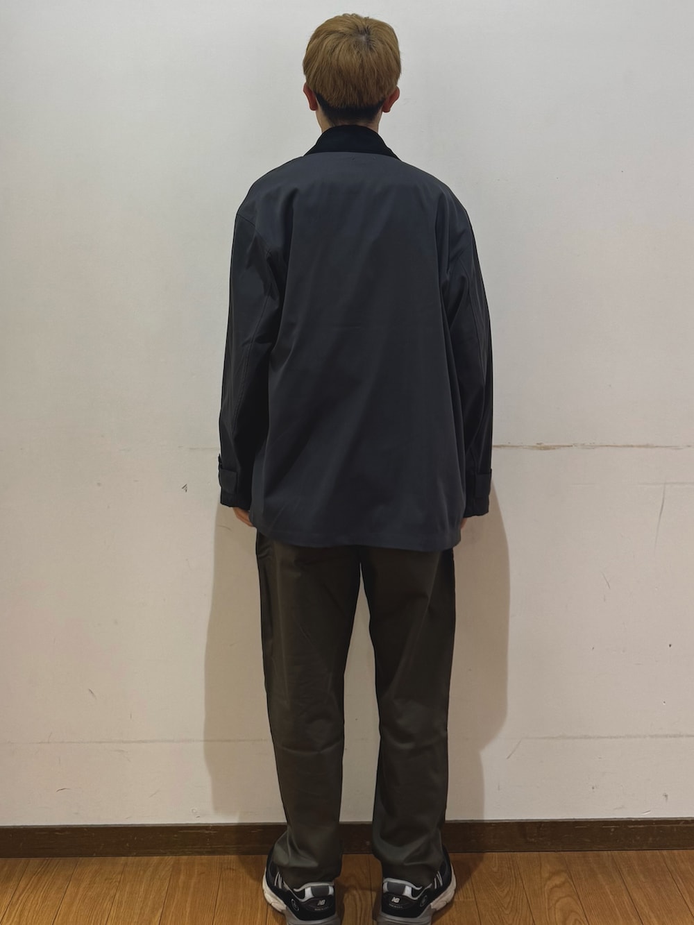 グリーン系のその他パンツ、グレー系のその他アウター、ベージュ系のシャツ/ブラウスを着用したメンズの春コーディネートの3枚目の写真