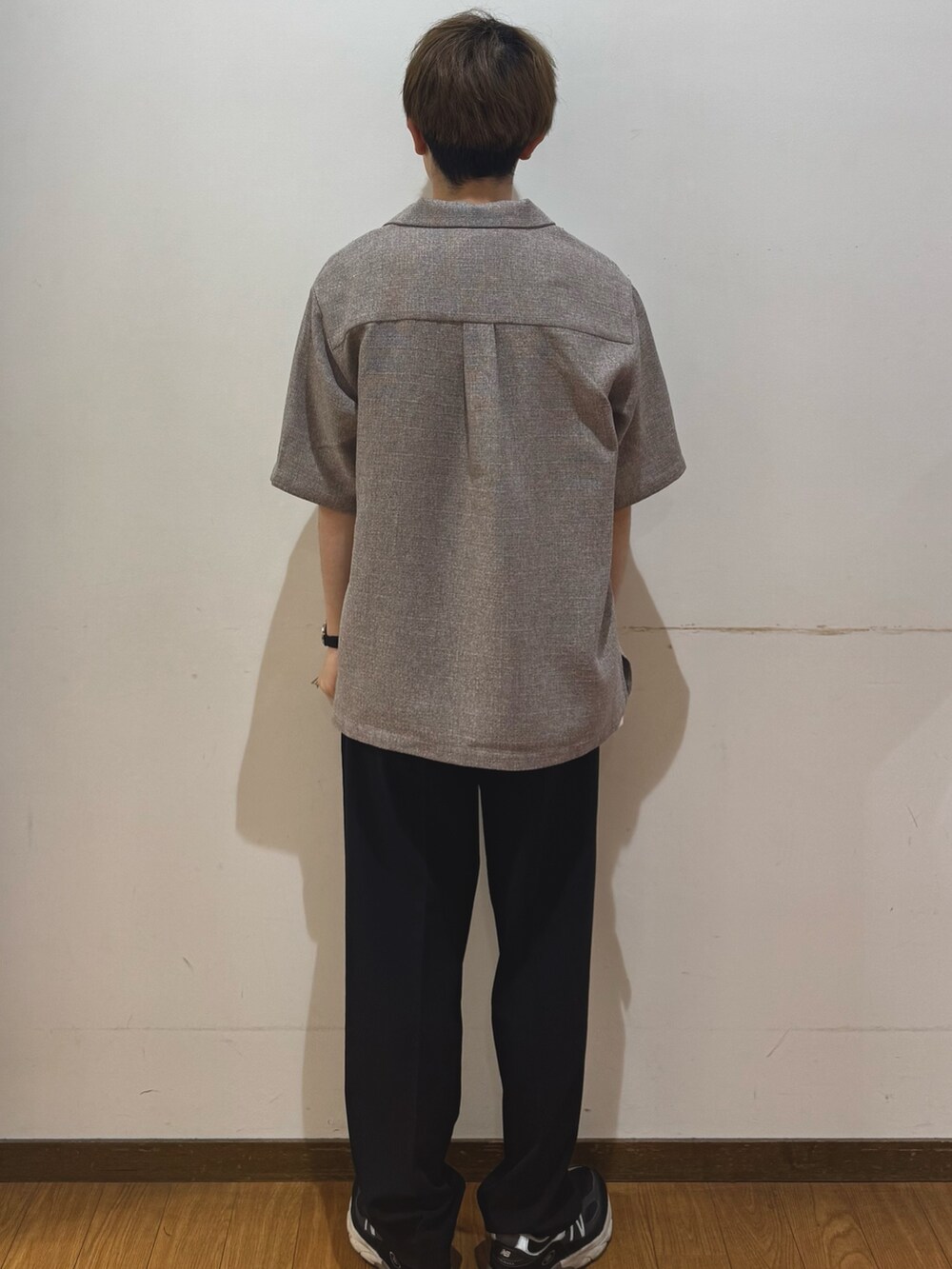 ブラック系のその他パンツ、ブラウン系のシャツ/ブラウスを着用したメンズの春コーディネートの3枚目の写真