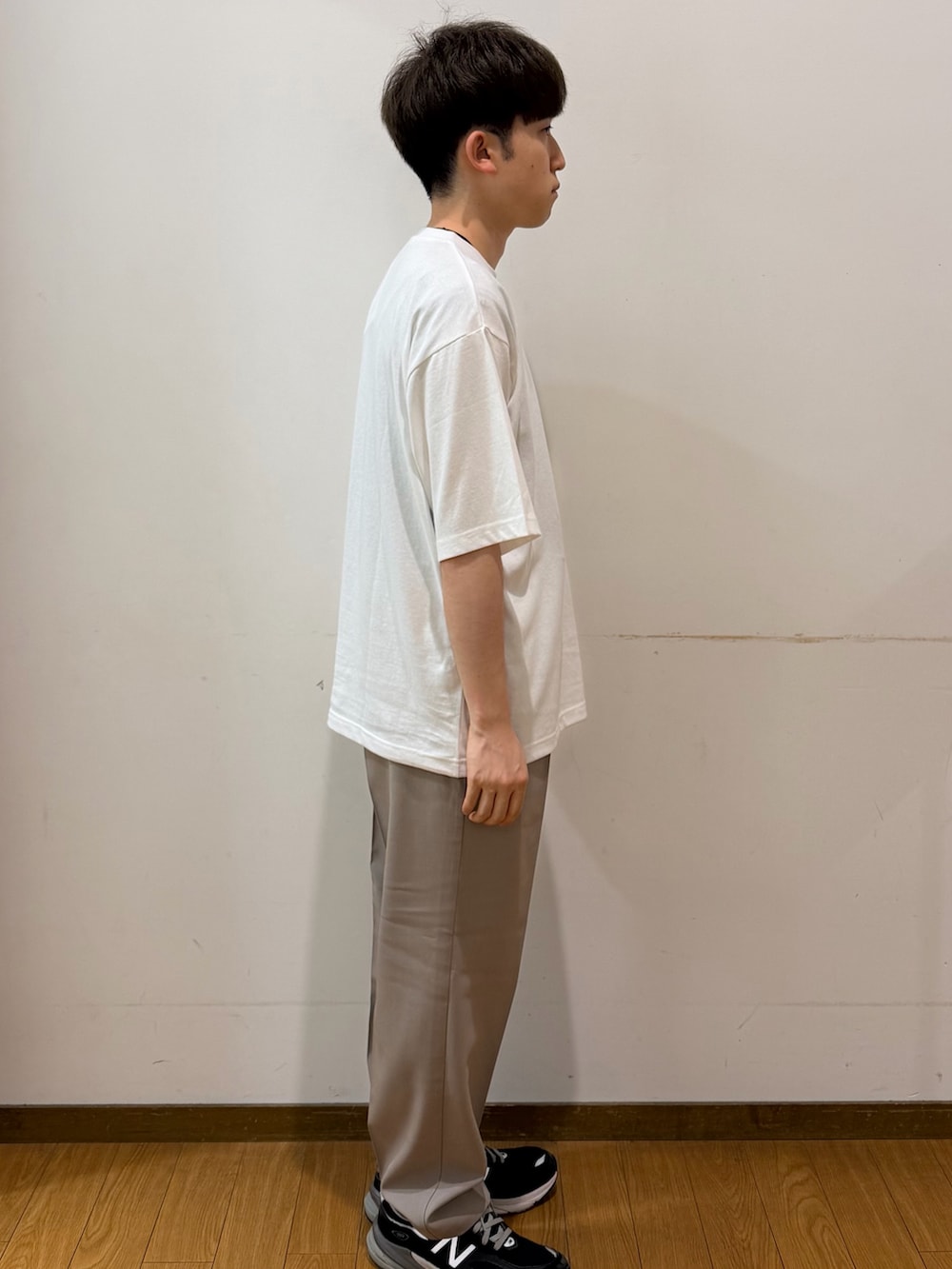 ベージュ系のその他パンツ、ホワイト系のTシャツ/カットソーを着用したメンズの夏コーディネートの2枚目の写真