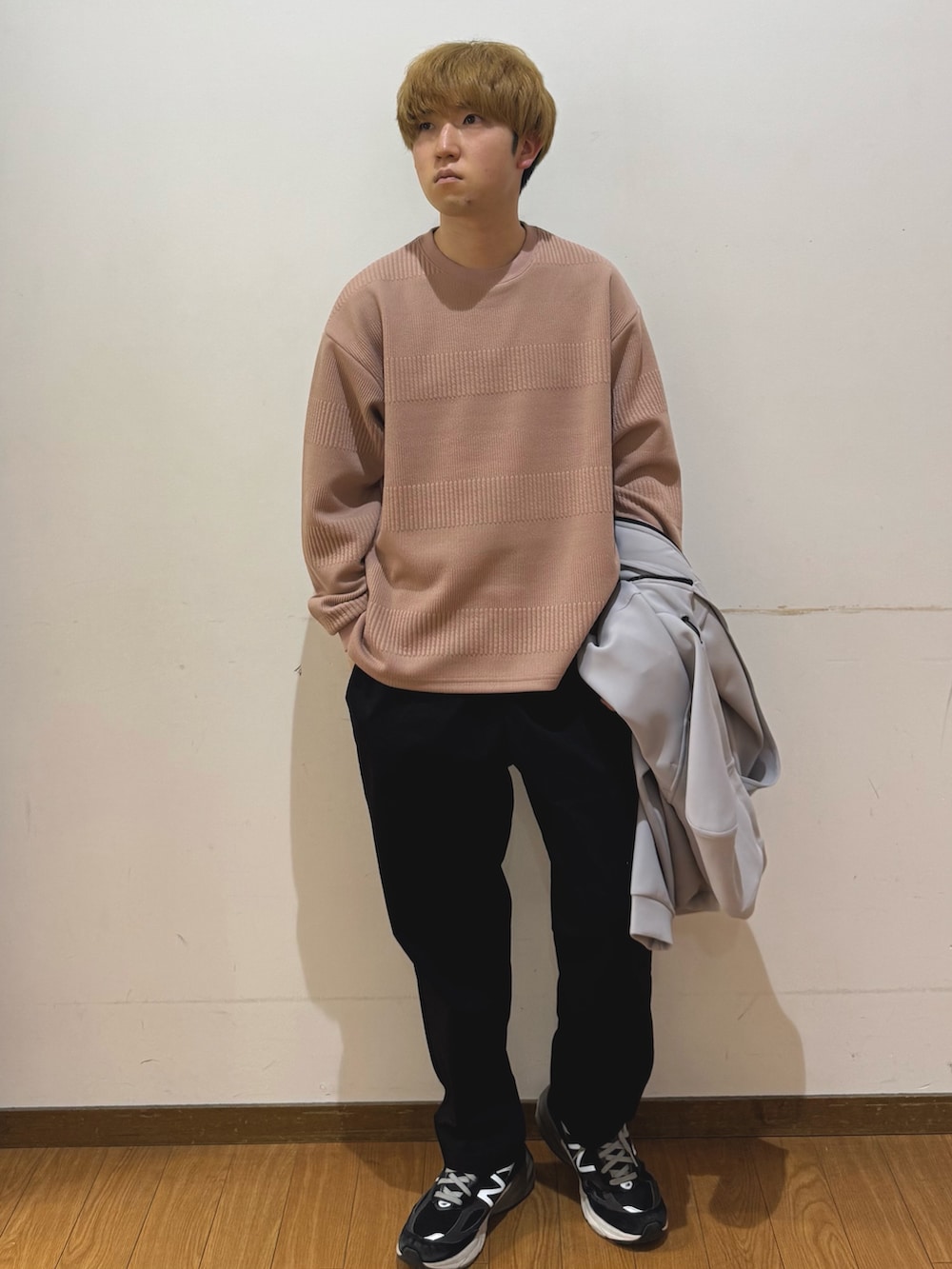 ブラック系のその他パンツ、ピンク系のスウェット、グレー系のパーカーを着用したメンズの春コーディネートの4枚目の写真