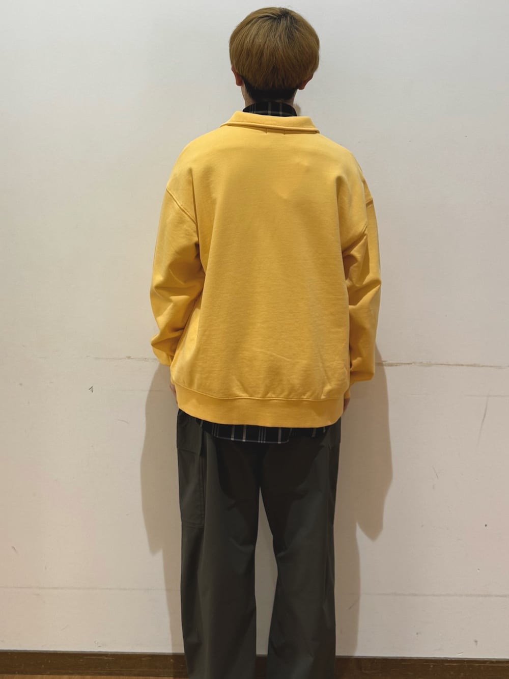 イエロー系のスウェット、ブラック系のシャツ/ブラウス、グリーン系のその他パンツを着用したメンズの春コーディネートの3枚目の写真