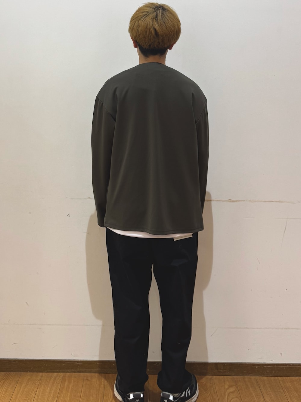 ブラック系のその他パンツ、グリーン系のノーカラージャケット、ホワイト系のスウェットを着用したメンズの春コーディネートの3枚目の写真