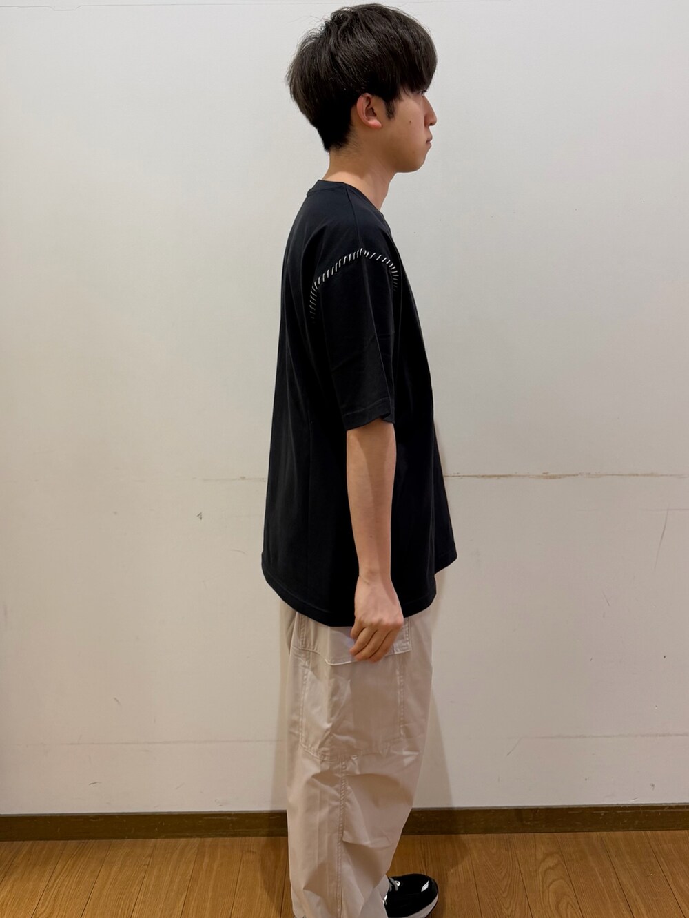 ホワイト系のその他パンツ、ブラック系のTシャツ/カットソーを着用したメンズの夏コーディネートの2枚目の写真
