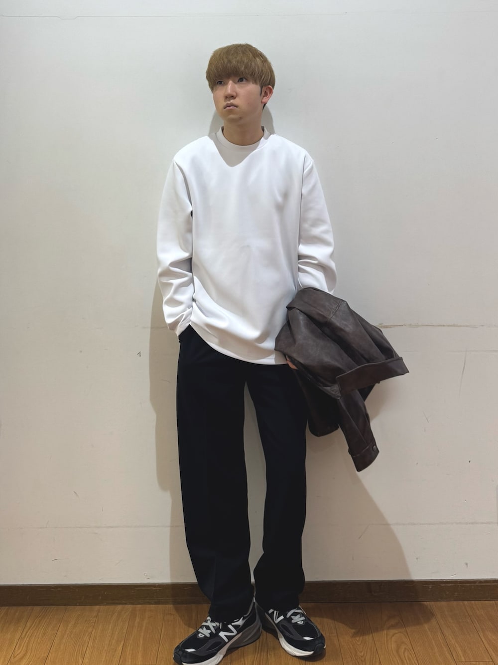 ブラック系のその他パンツ、ブラック系のブルゾン、ホワイト系のスウェットを着用したメンズの春コーディネートの4枚目の写真