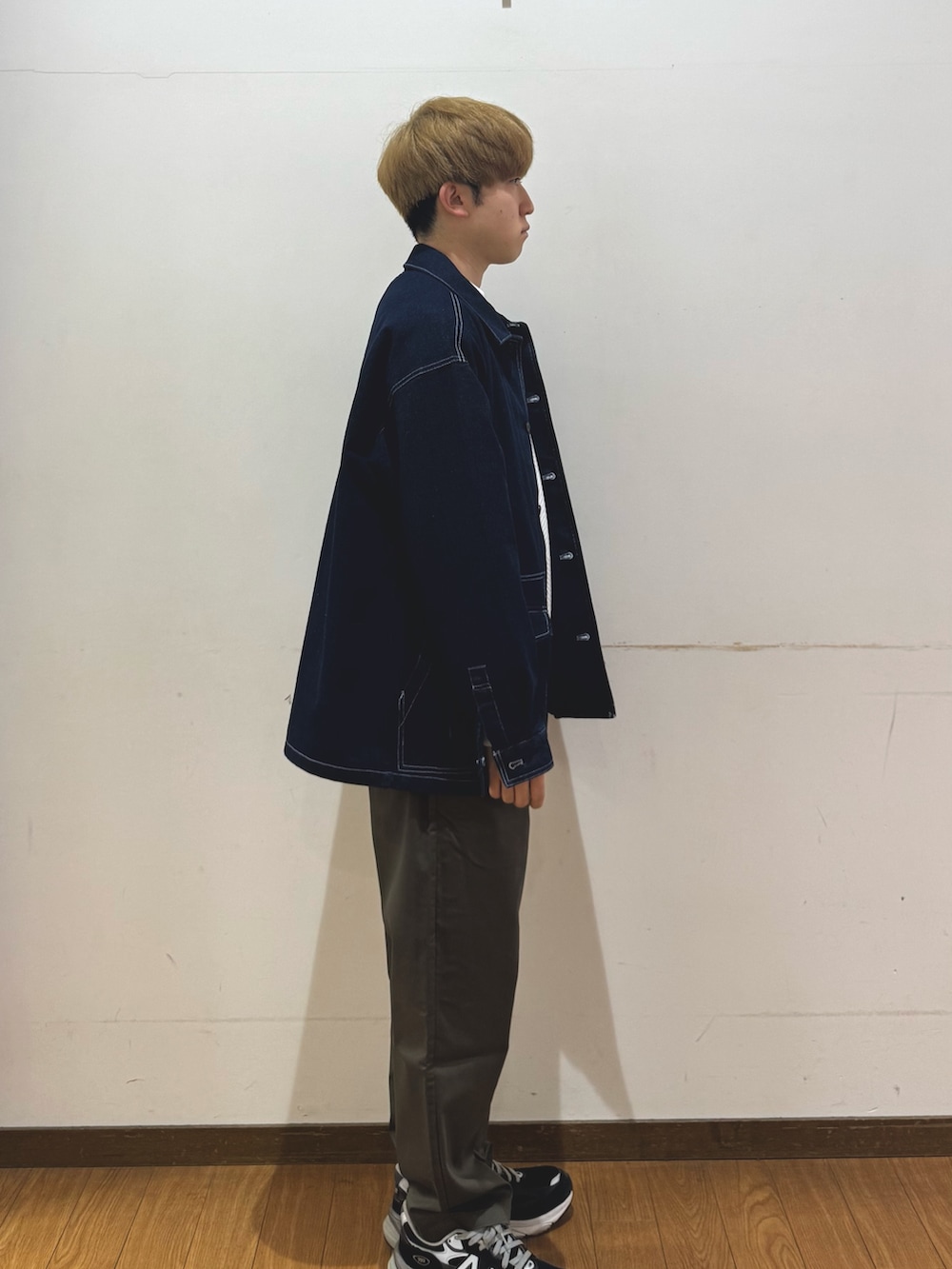 ブルー系のカバーオール、ホワイト系のスウェット、グリーン系のその他パンツを着用したメンズの春コーディネートの2枚目の写真