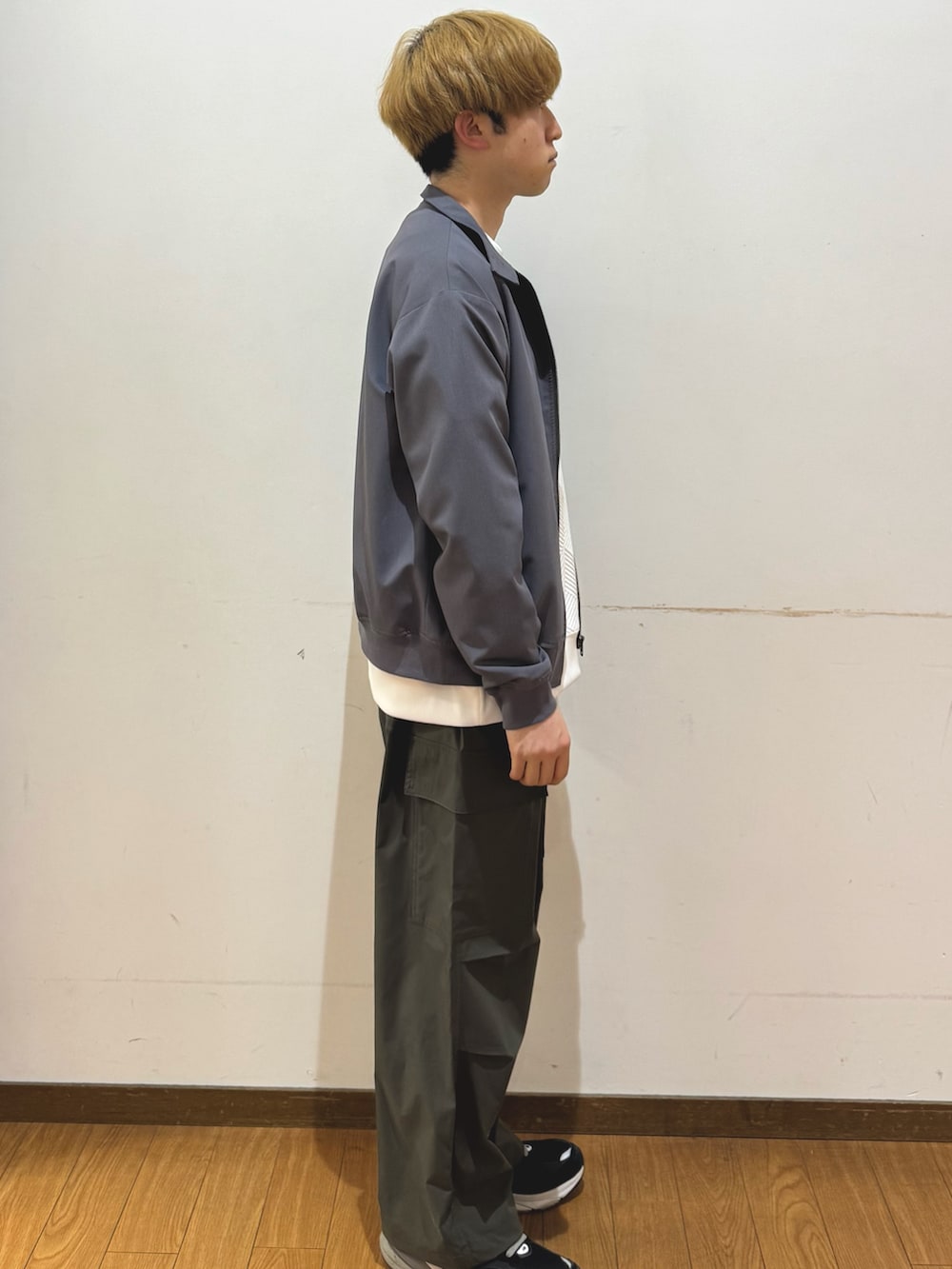 グリーン系のその他パンツ、グレー系のブルゾン、ホワイト系のスウェットを着用したメンズの春コーディネートの2枚目の写真