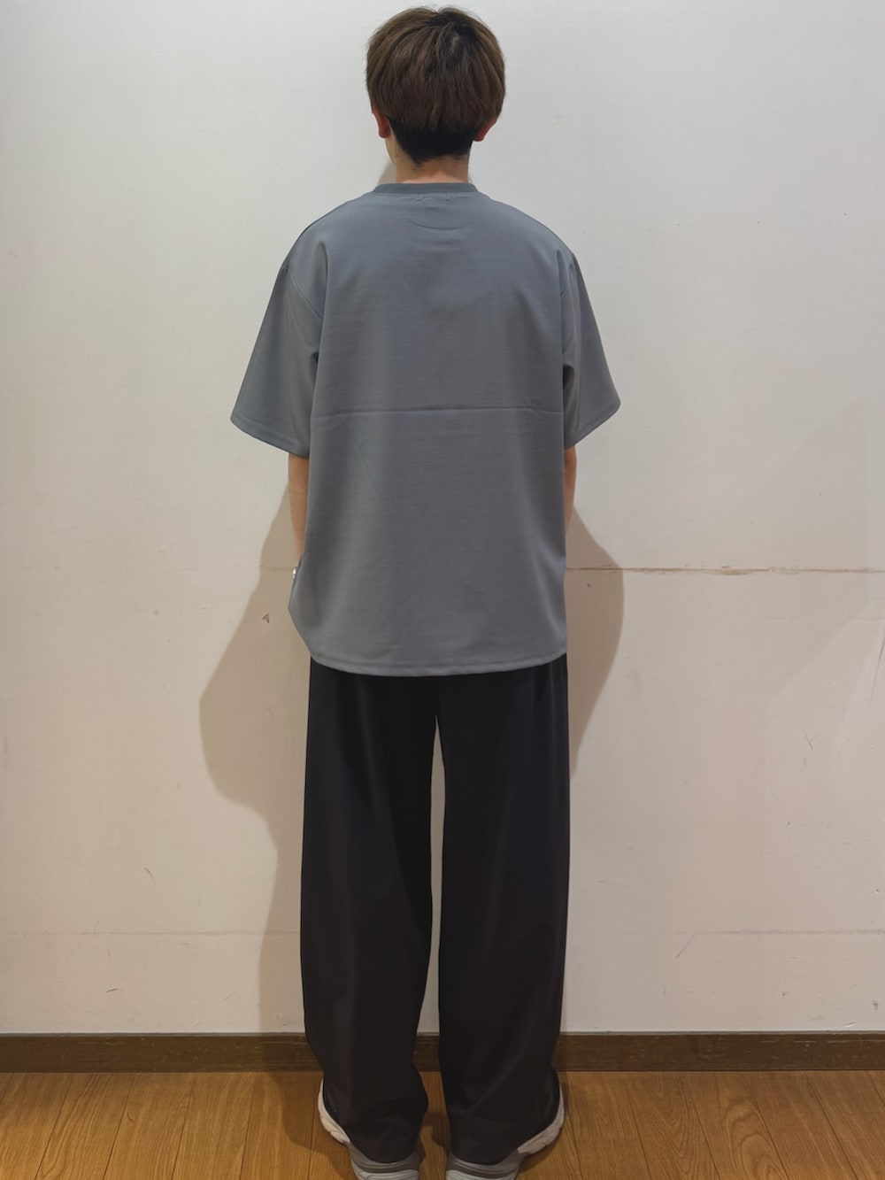 グレー系のその他パンツ、グレー系のTシャツ/カットソーを着用したメンズの春コーディネートの3枚目の写真