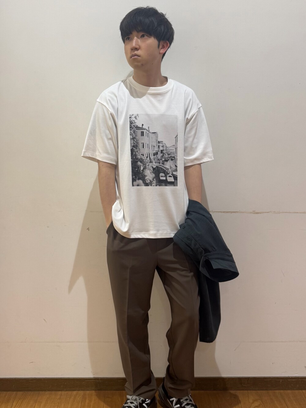 グリーン系のその他パンツ、ブルー系のシャツ/ブラウス、その他のTシャツ/カットソーを着用したメンズの夏コーディネートの4枚目の写真