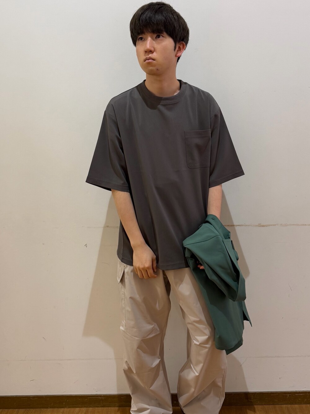ホワイト系のその他パンツ、グレー系のTシャツ/カットソー、グリーン系のシャツ/ブラウスを着用したメンズの夏コーディネートの4枚目の写真
