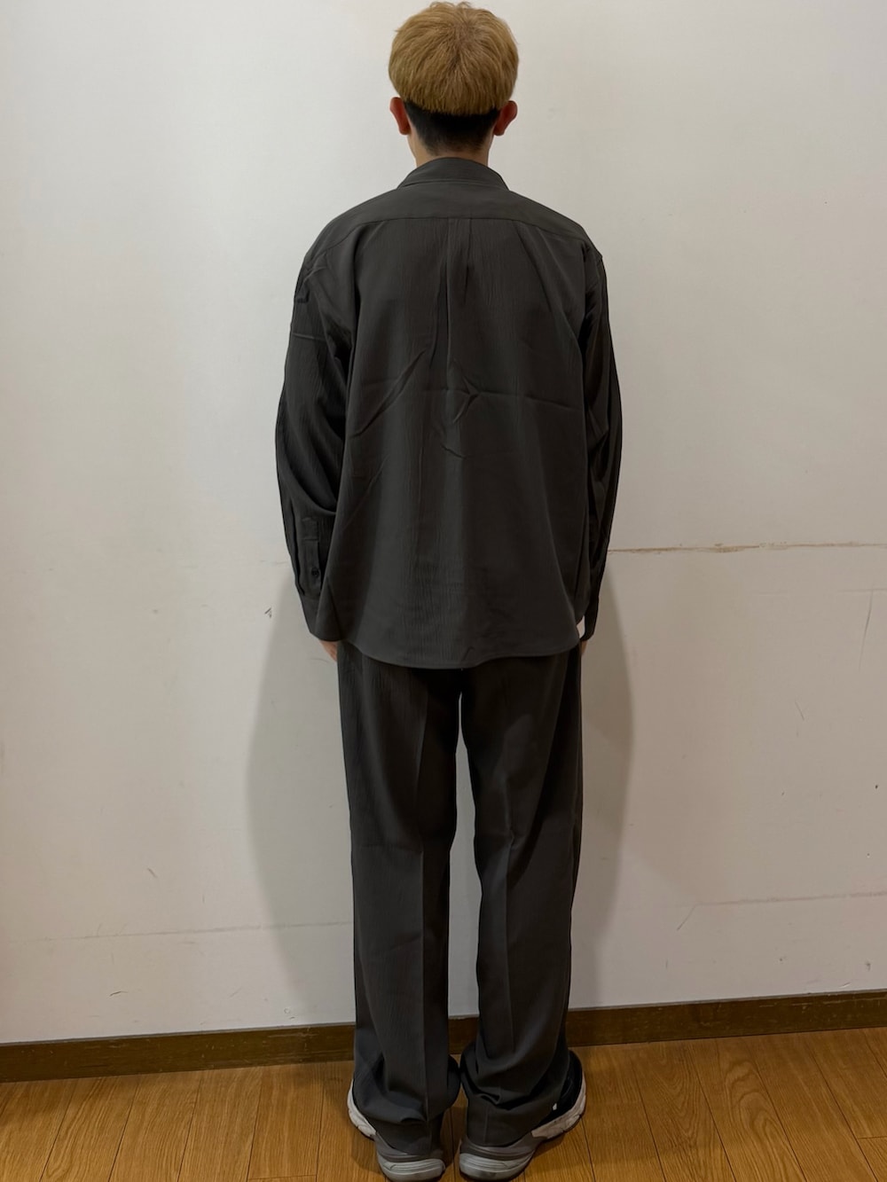 グリーン系のシャツ/ブラウス、グリーン系のその他パンツ、ホワイト系のTシャツ/カットソーを着用したメンズの秋コーディネートの3枚目の写真