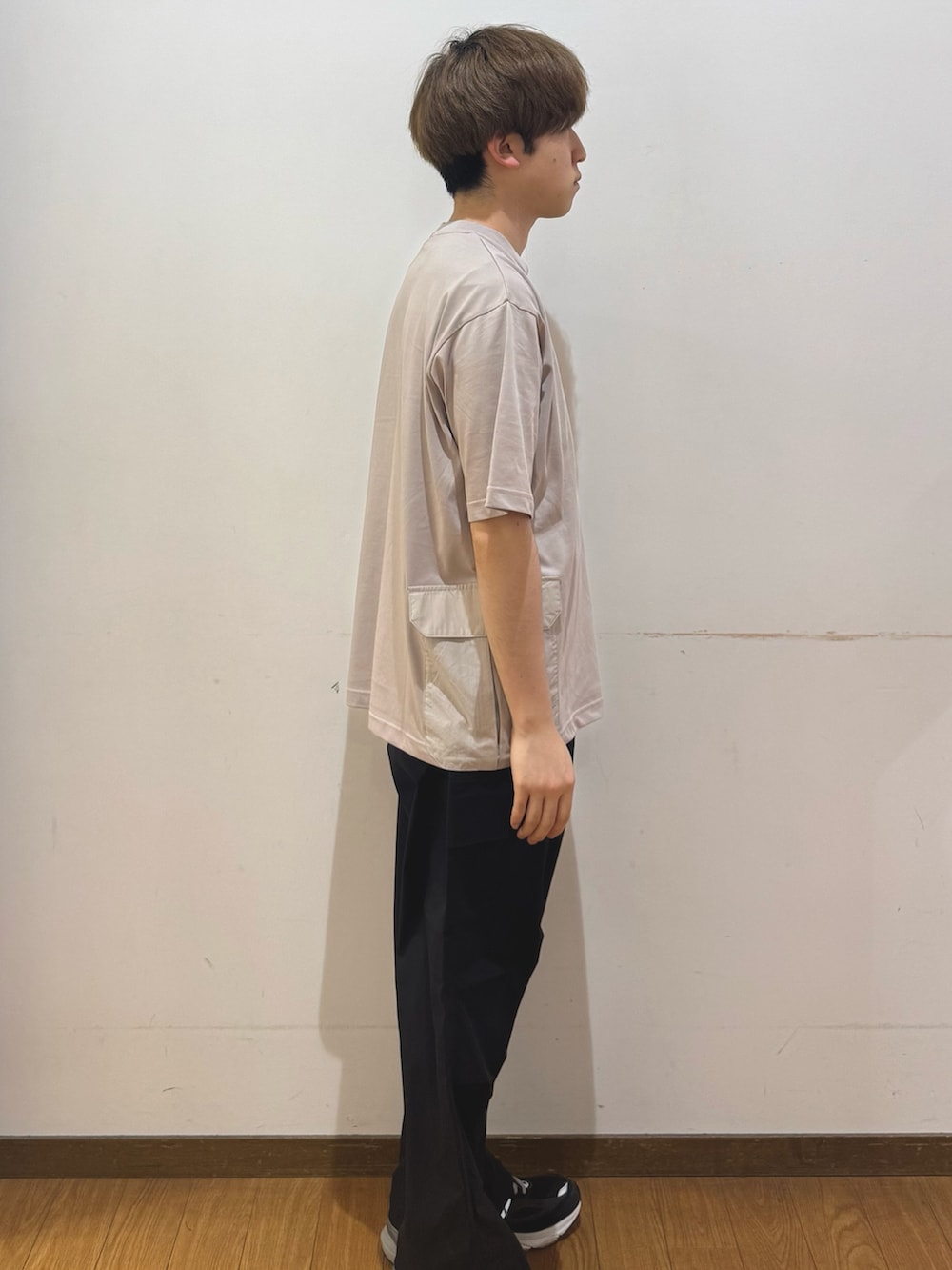 ブラック系のその他パンツ、ベージュ系のTシャツ/カットソーを着用したメンズの春コーディネートの2枚目の写真