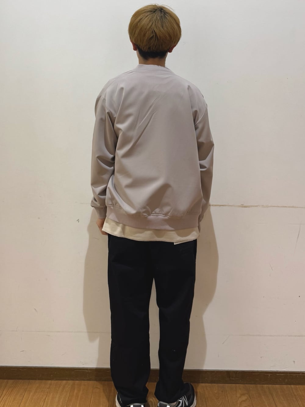 ブラック系のその他パンツ、ベージュ系のブルゾン、ベージュ系のTシャツ/カットソーを着用したメンズの春コーディネートの3枚目の写真