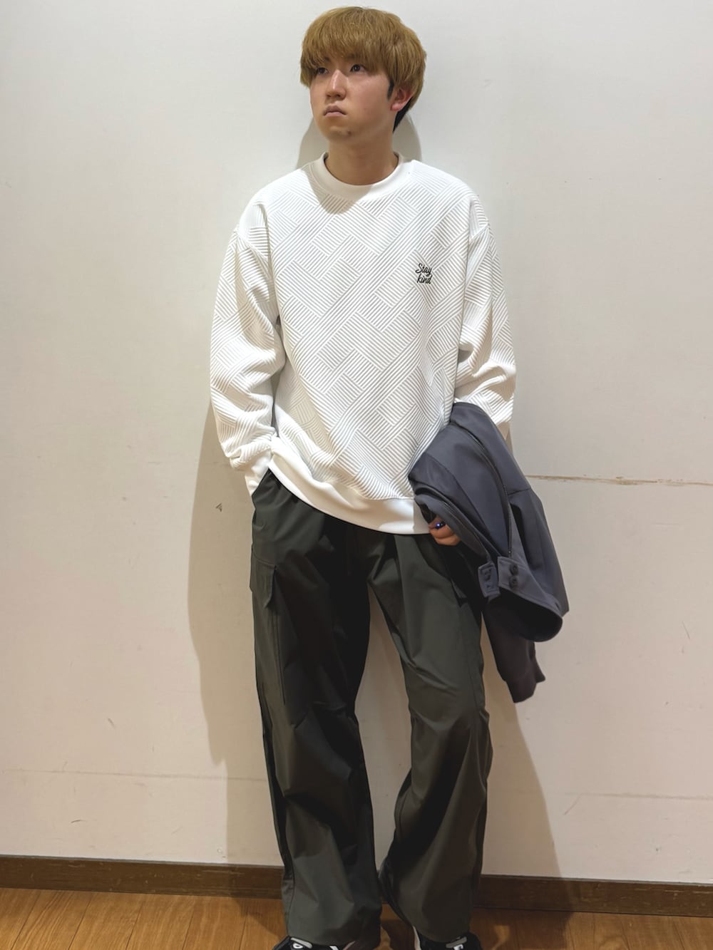 グリーン系のその他パンツ、グレー系のブルゾン、ホワイト系のスウェットを着用したメンズの春コーディネートの4枚目の写真