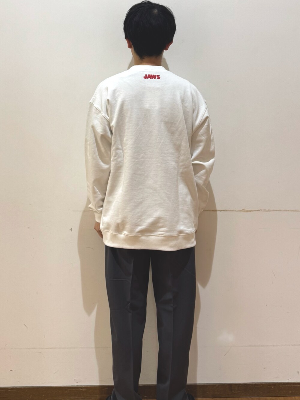 グレー系のその他パンツ、その他のスウェットを着用したメンズの冬コーディネートの3枚目の写真