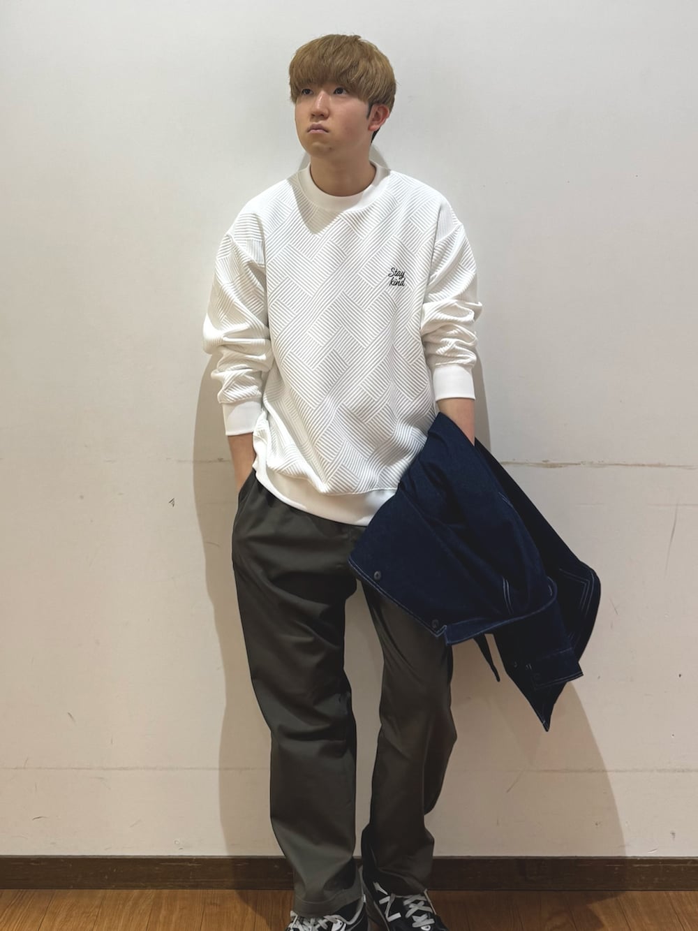 ブルー系のカバーオール、ホワイト系のスウェット、グリーン系のその他パンツを着用したメンズの春コーディネートの4枚目の写真