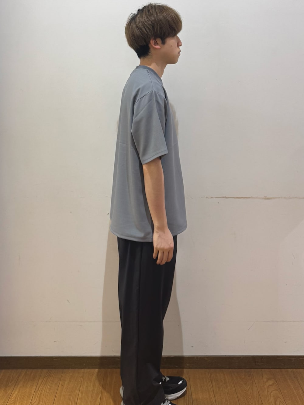 グレー系のその他パンツ、グレー系のTシャツ/カットソーを着用したメンズの春コーディネートの2枚目の写真