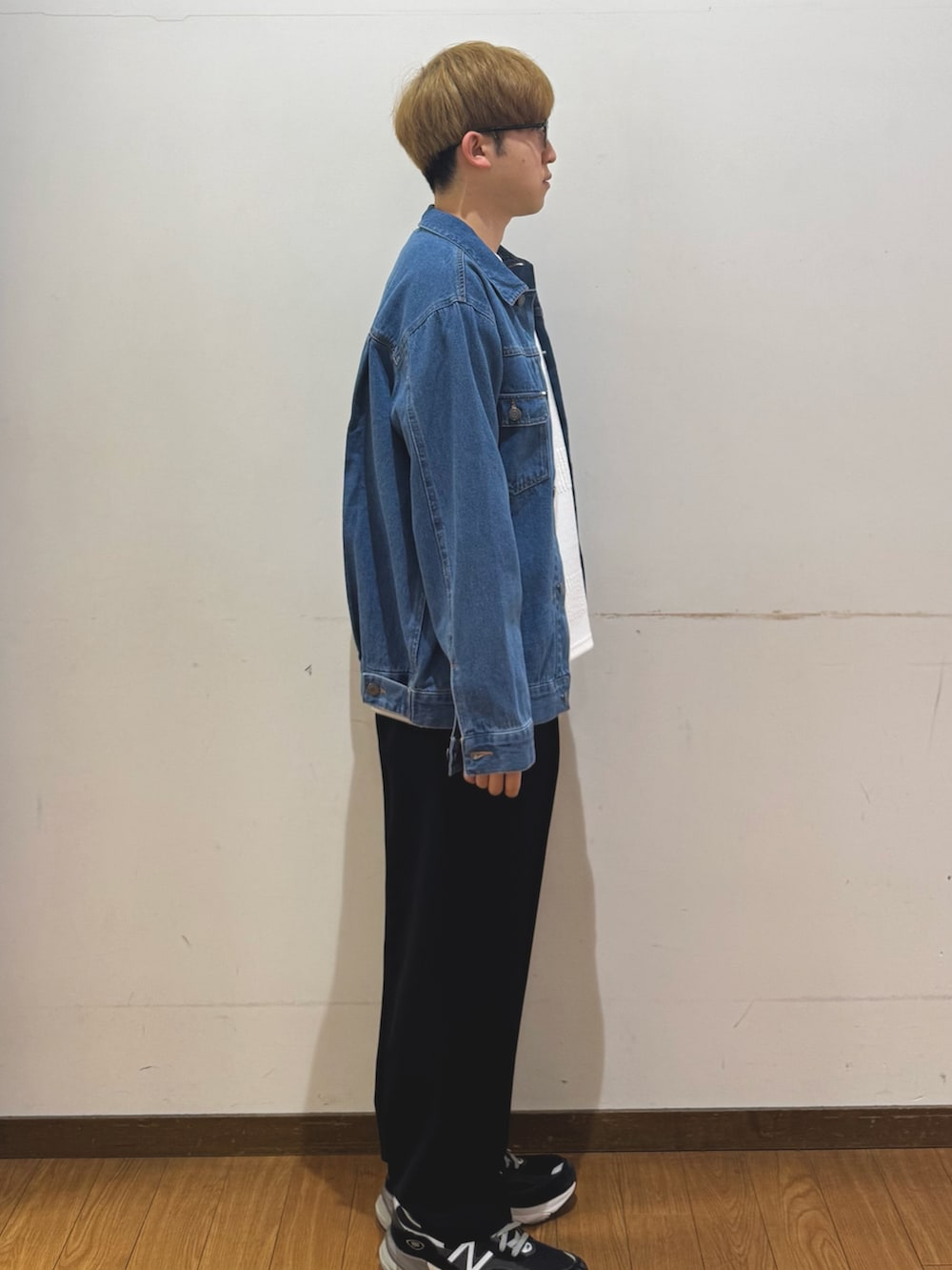 ブラック系のその他パンツ、ホワイト系のスウェット、ブルー系のデニムジャケットを着用したメンズの春コーディネートの2枚目の写真