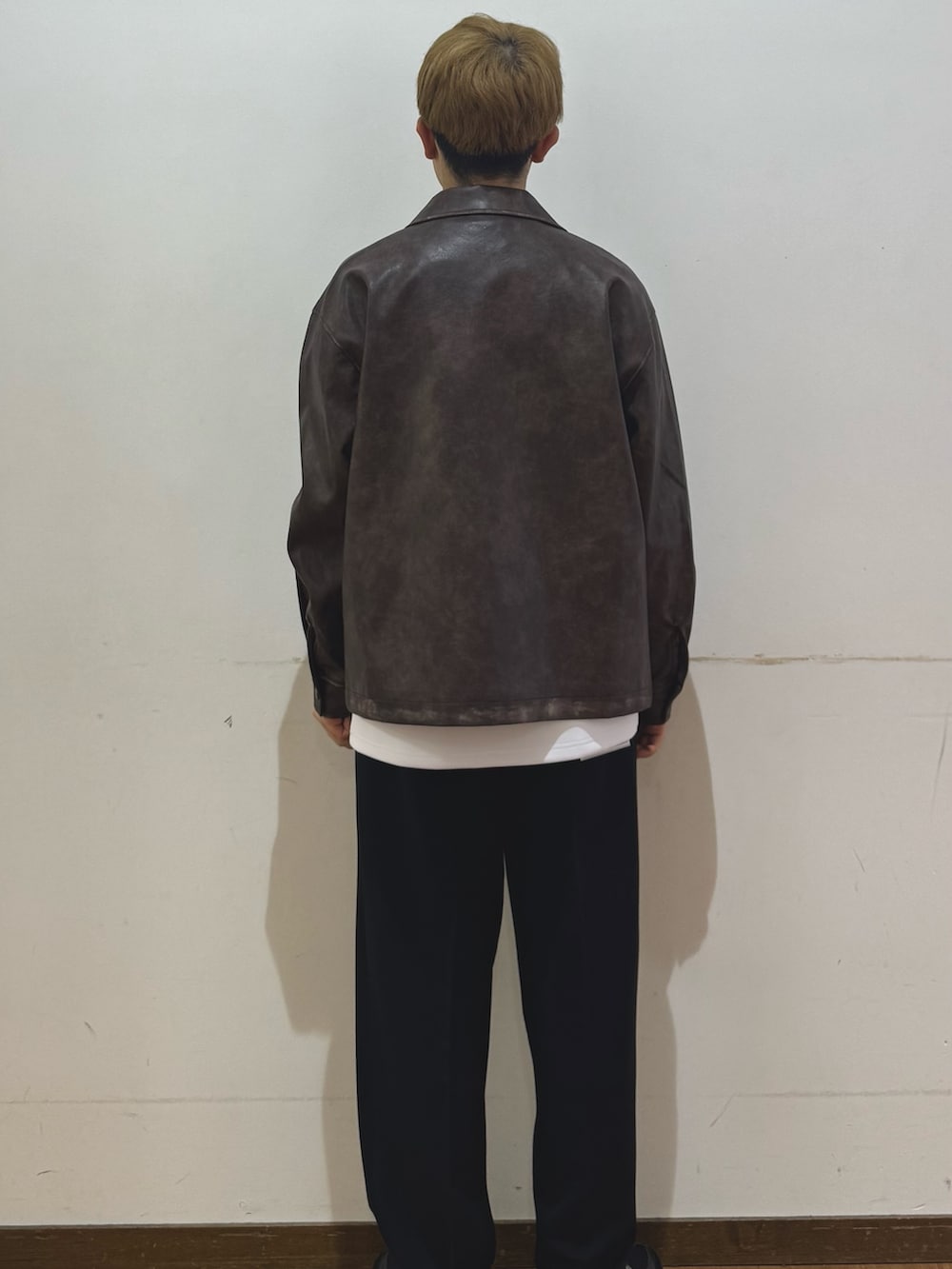 ブラック系のその他パンツ、ブラック系のブルゾン、ホワイト系のスウェットを着用したメンズの春コーディネートの3枚目の写真