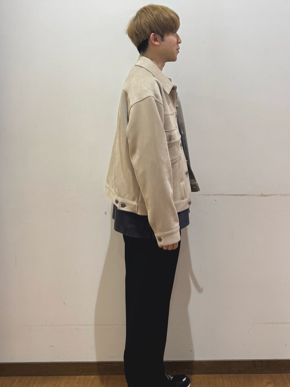 ブラック系のその他パンツ、ベージュ系のその他アウター、ブラック系のスウェットを着用したメンズの春コーディネートの2枚目の写真