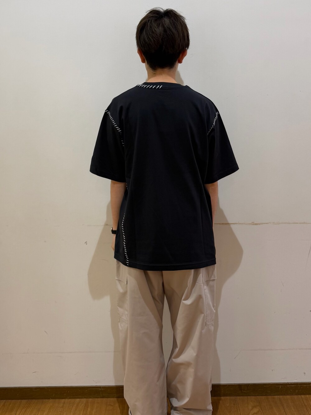 ホワイト系のその他パンツ、ブラック系のTシャツ/カットソーを着用したメンズの夏コーディネートの3枚目の写真