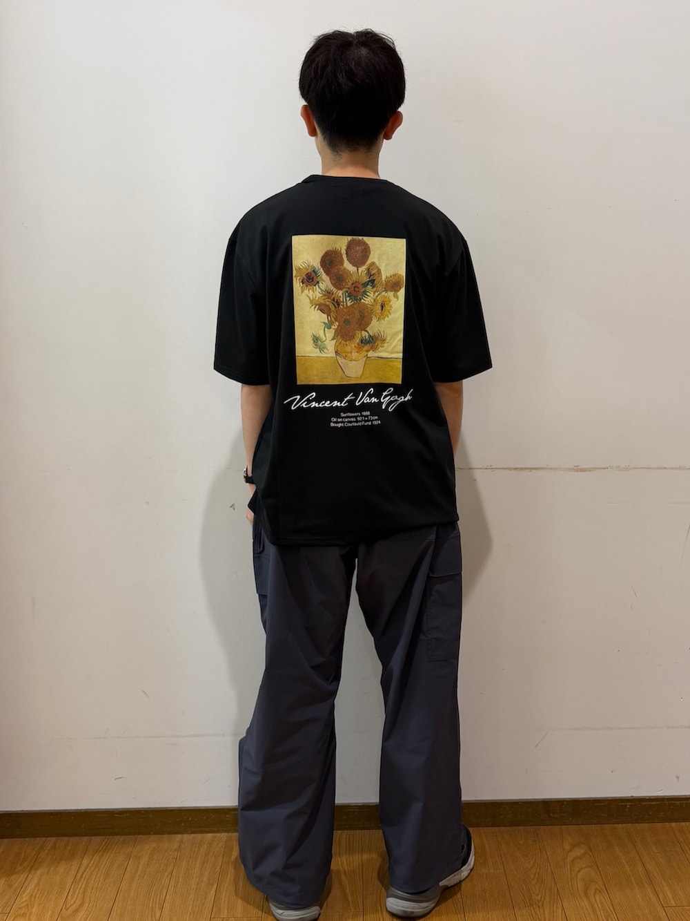 グレー系のその他パンツ、その他のTシャツ/カットソーを着用したメンズの夏コーディネートの3枚目の写真