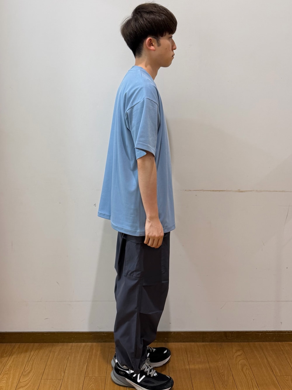 グレー系のその他パンツ、ブルー系のTシャツ/カットソーを着用したメンズの夏コーディネートの2枚目の写真