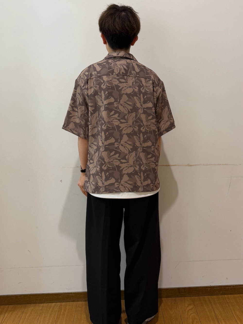 ブラウン系のシャツ/ブラウス、ホワイト系のTシャツ/カットソーを着用したメンズの夏コーディネートの3枚目の写真